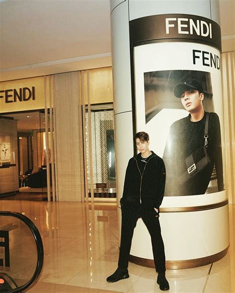 fendi 王嘉爾|王嘉爾成為 Fendi「品牌男裝代言人」，首曝官宣照帥到尖叫～.